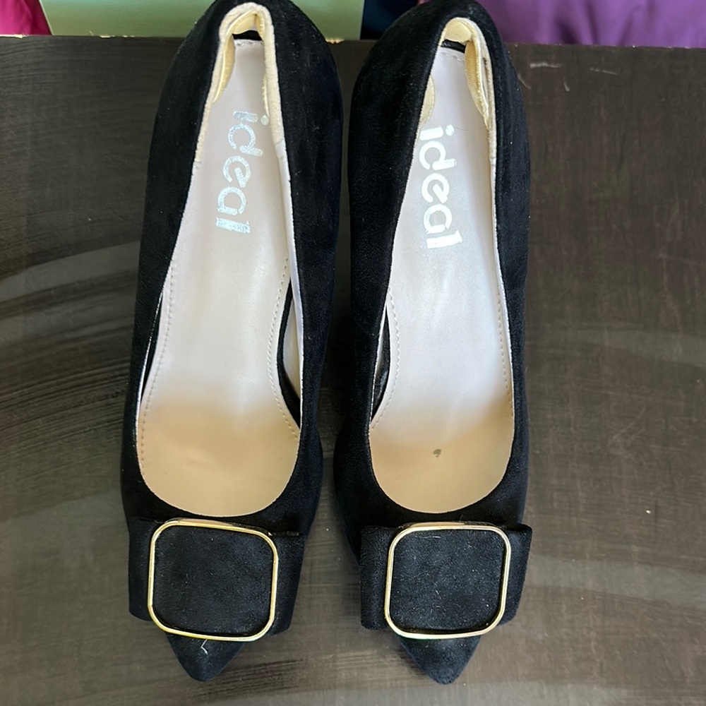 Chic Black and Gold Heels with Modern Elegance
